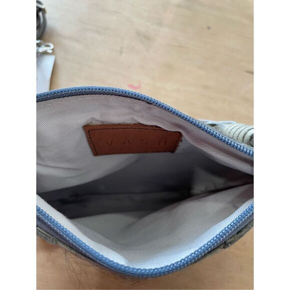 VASH Cowhide Leather Convertible
Crossbody Clutch New with Tags Gift Idea - Picture 4 of 9